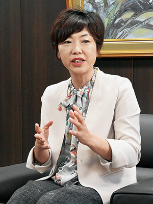 談話する小谷氏